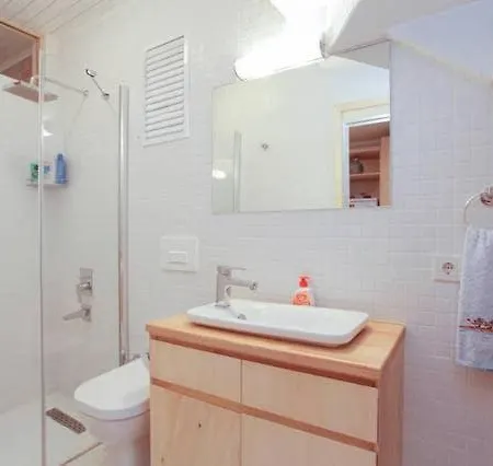 Private House With 4 Separate Apartments-for Families & Friend Groups *