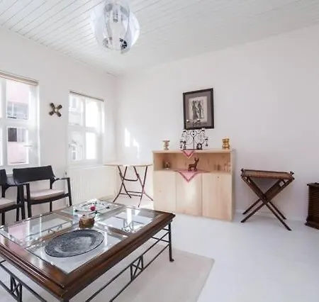 Private House With 4 Separate Apartments-for Families & Friend Groups