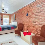Private House With 4 Separate Apartments-for Families & Friend Groups