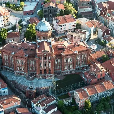 Private House With 4 Separate Apartments-for Families & Friend Groups *